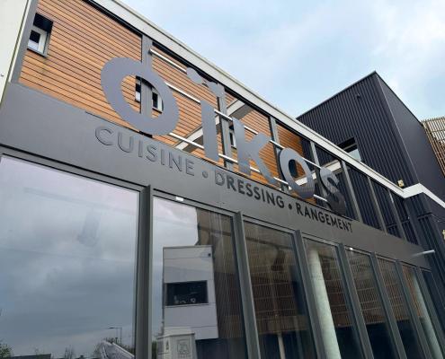 Pose d'une enseigne extérieure Oïkos