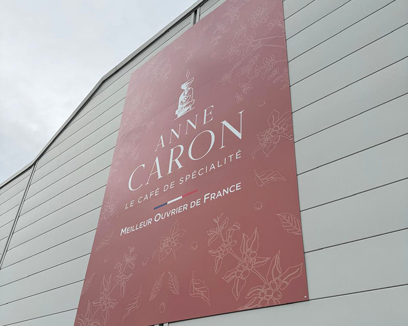 Zoom sur la nouvelle enseigne en tôle du bâtiment de la torréfactrice Anne Caron