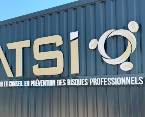 Aperçu de l'enseigne en lettres découpées de ATSI groupe sur la façade du hangar