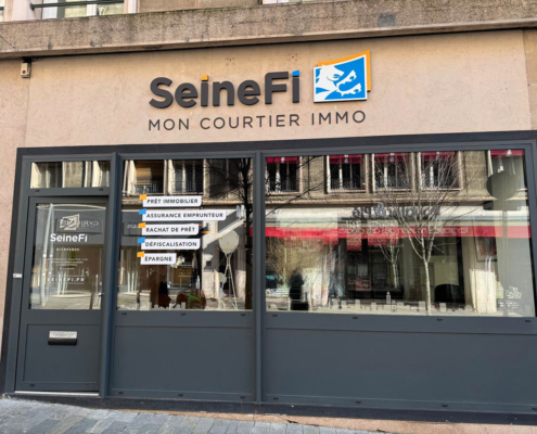 Aperçu de la devanture du bâtiment SeineFi une fois l’installation terminée (vitrophanie + enseigne)