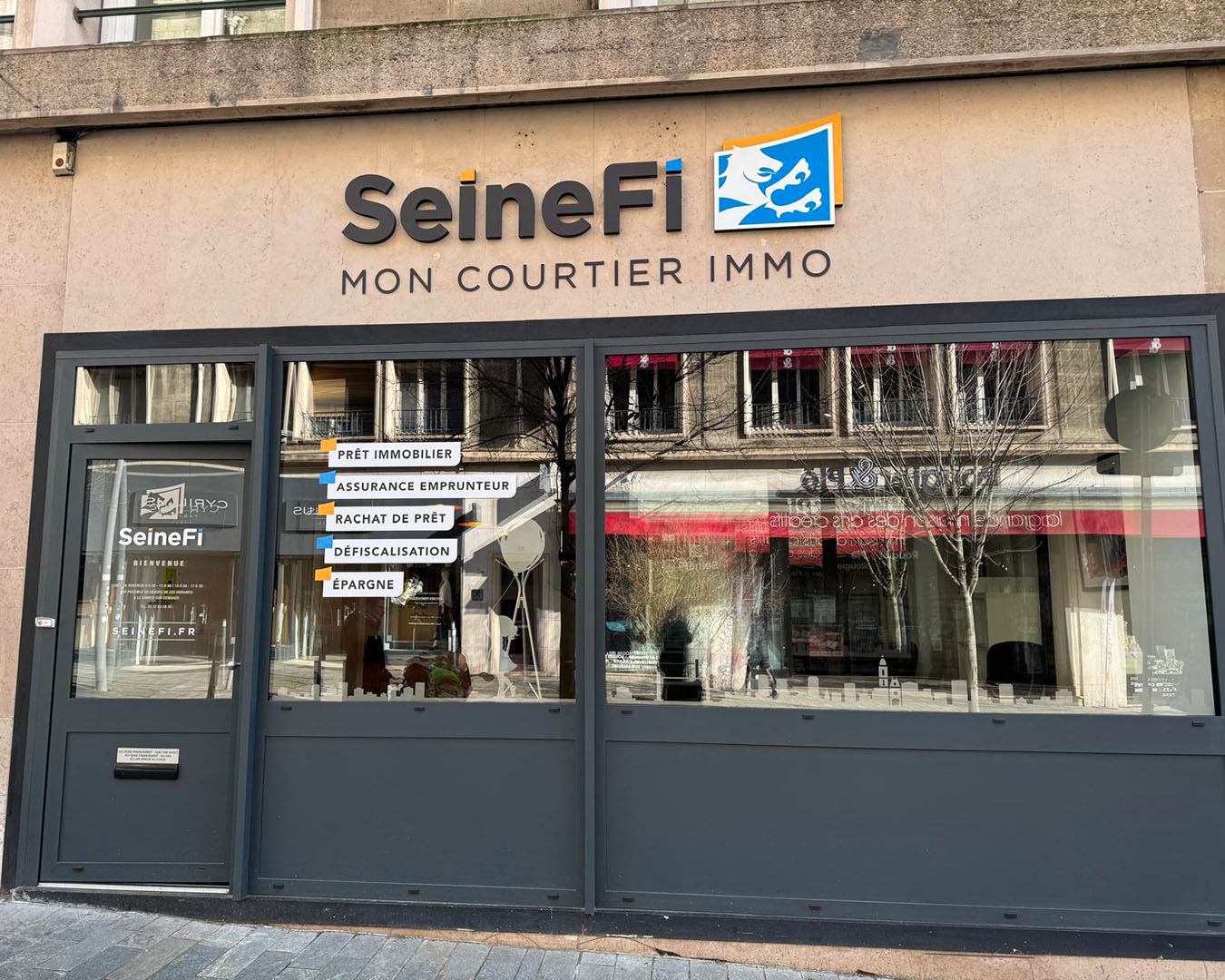 Aperçu de la devanture du bâtiment SeineFi une fois l’installation terminée (vitrophanie + enseigne)