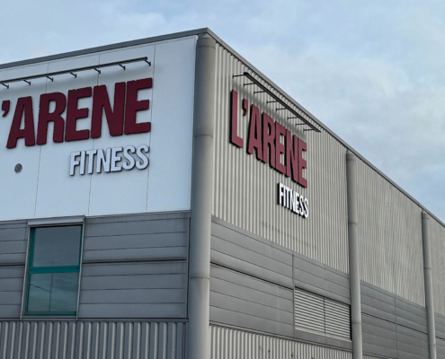 Photo du résultat global sur tous les côtés de l'enseigne de l'Arène