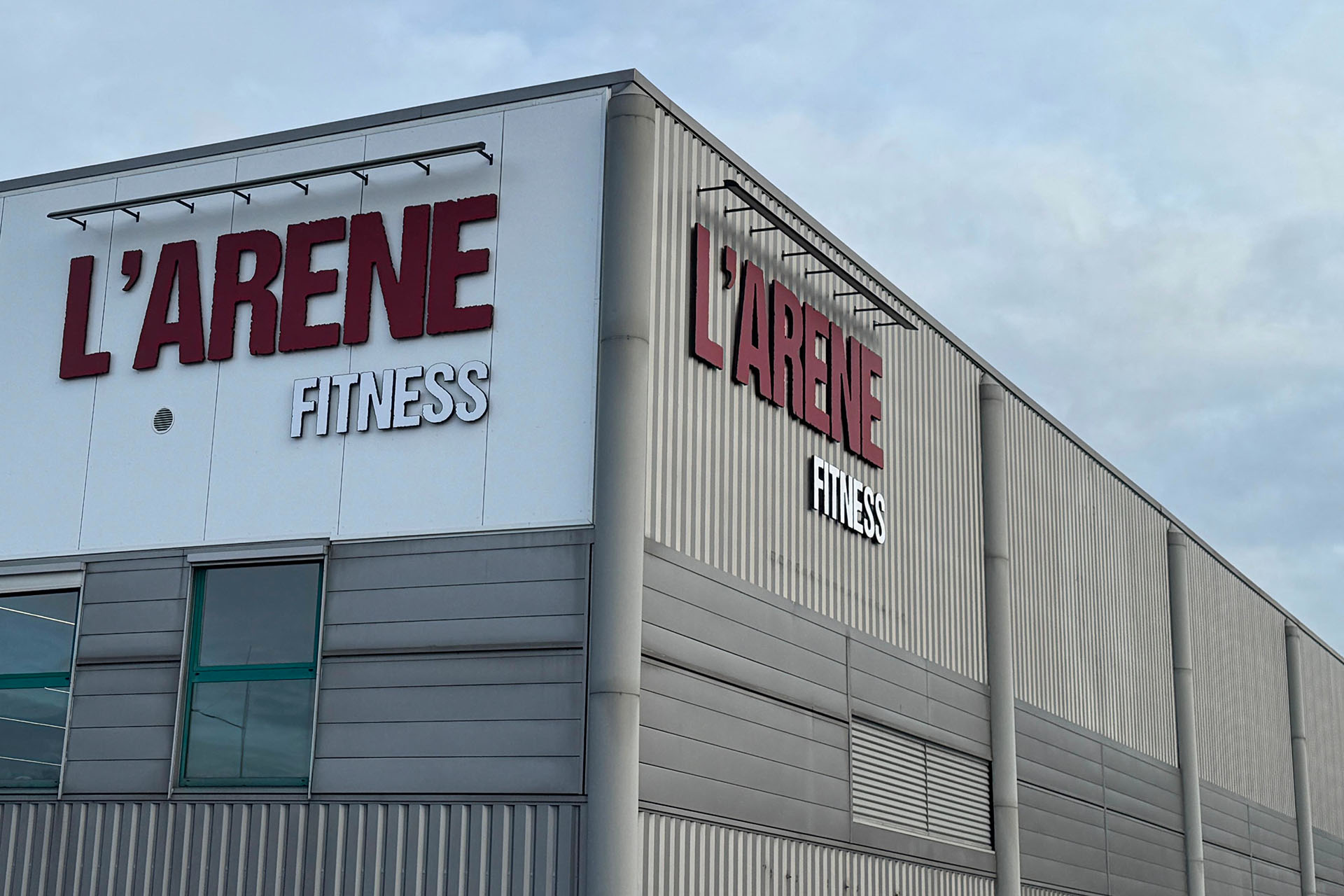 Photo du résultat global sur tous les côtés de l'enseigne de l'Arène